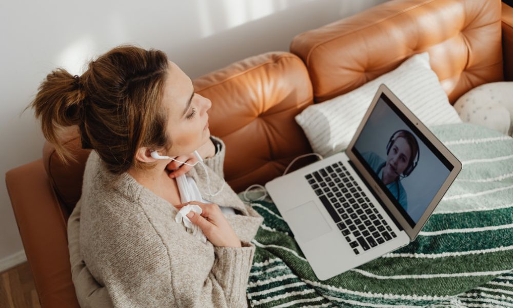 woman receiving online trauma therapy treatment in Texas